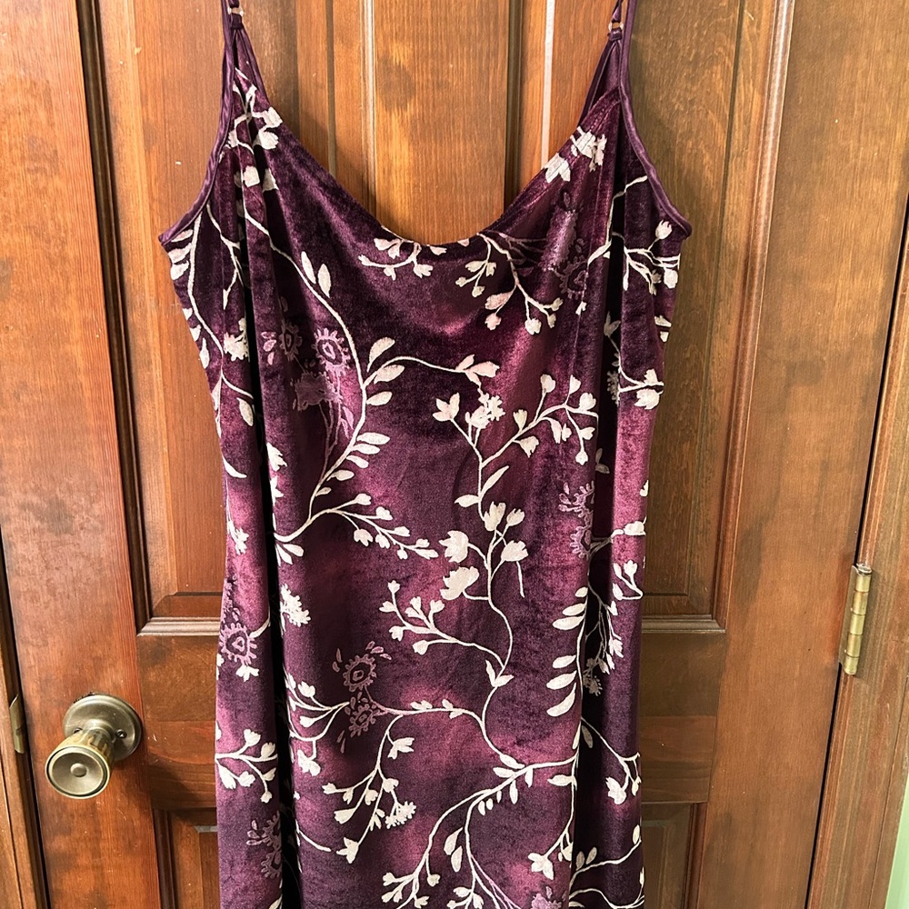 DELICATES VTG Pretty  Floral Purple Velvet Nightgown. Size XL